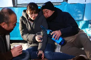 ông xã ngu ngục để vợ đi cắm trại với hàng xóm